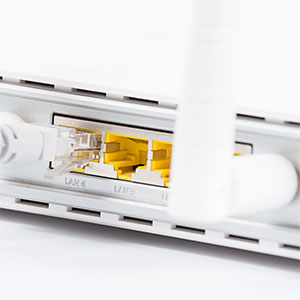 Rückseite eines WLAN-Routers mit Antennenanschluss